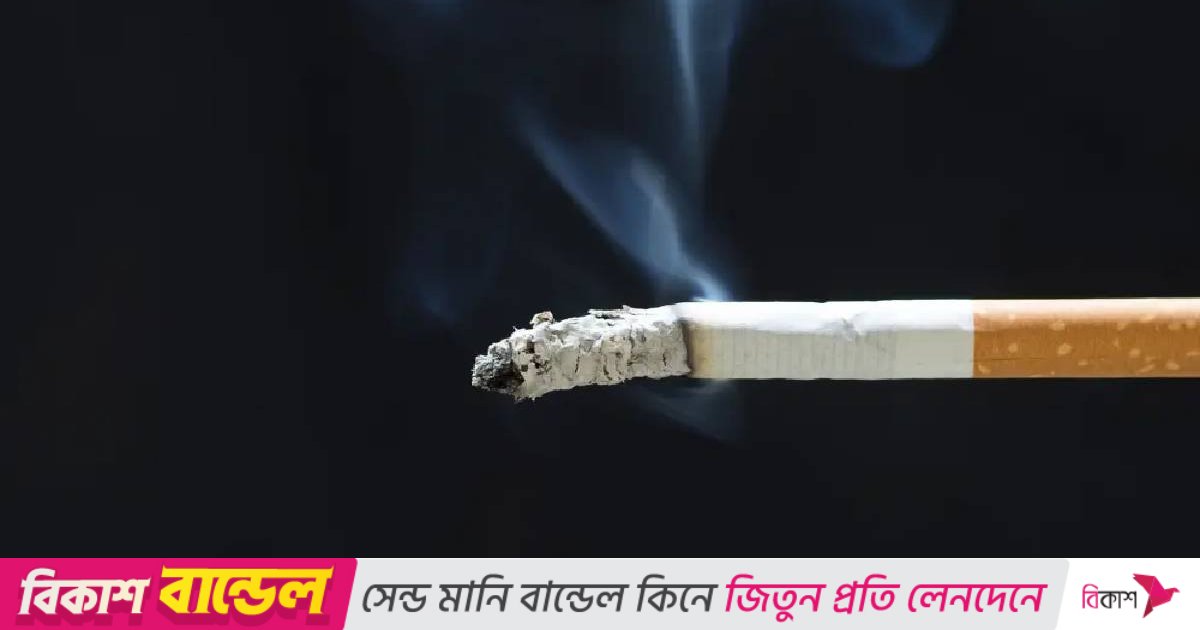 Poster Smoking Cuban Cigar Over Box On Wood Background – Wall Art