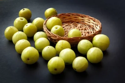 Mix 2 tablespoons lemon juice with 2 tablespoons mango juice.