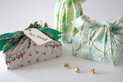 Use fabric or old clothes to wrap gifts can look awesome