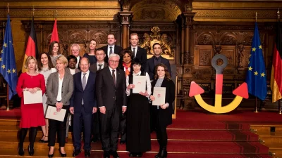 New German citizens posing with the German president (3rd from right, bottom row) in Hamburg in 2018. Photo: DW