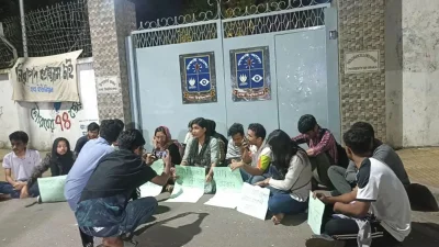 DU students protesting the accident