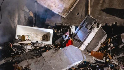 A picture that touched the world: Anastasia Schvets was rescued from her apartment in the sixth floor. Photo: DW